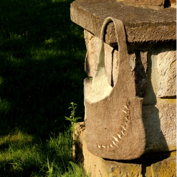 Lesem polem provoněná